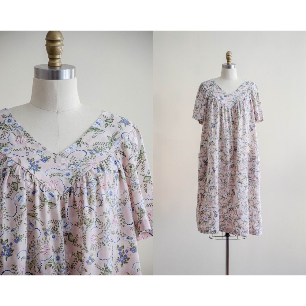 Vintage House Dress Floral Caftan Nightgown OSFM Pink 1970s Pockets Pleated
